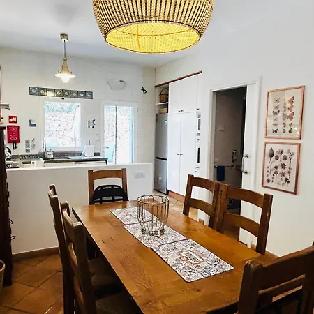 Casa Flores - Townhouse With Garden بيت للعطل