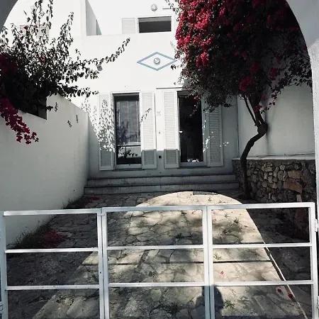 Casa Flores - Townhouse With Garden بيت للعطل تافيرا